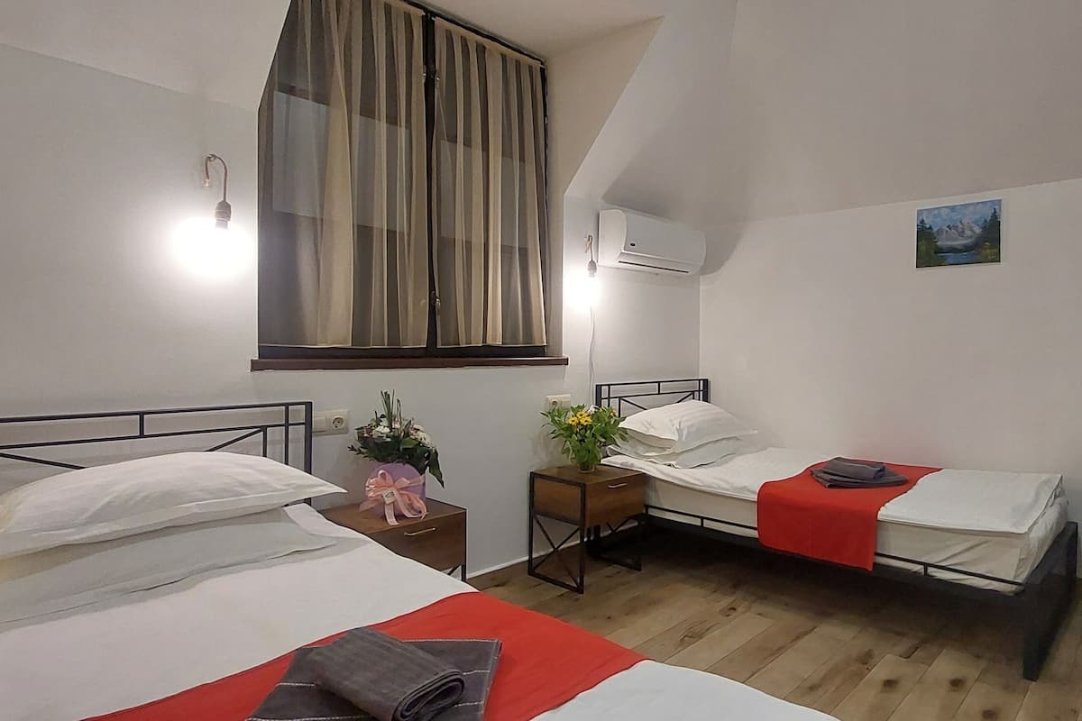 Habitación estándar con 2 camas individuales | Ropa de cama de alta calidad y escritorio