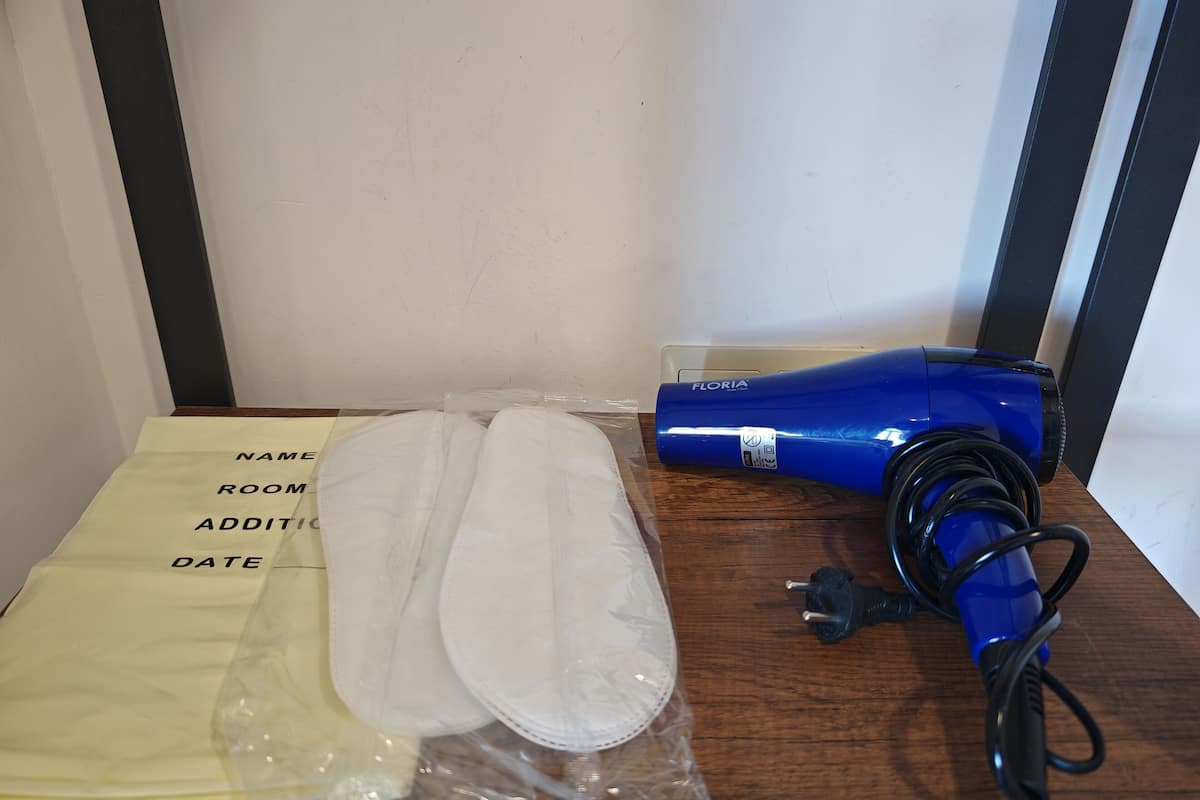 1 bedroom, premium bedding, desk, laptop workspace