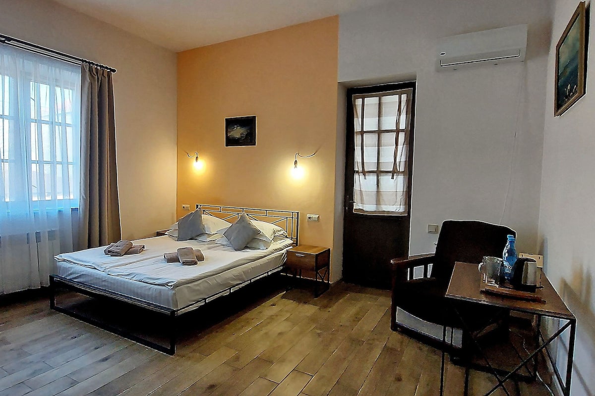 Habitación doble Deluxe | Ropa de cama de alta calidad y escritorio