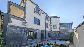 A two-story house with a small backyard, a swimming pool, and a garden with flowers and shrubs. - Blur Inn Gallery Hotel (Yerevan)