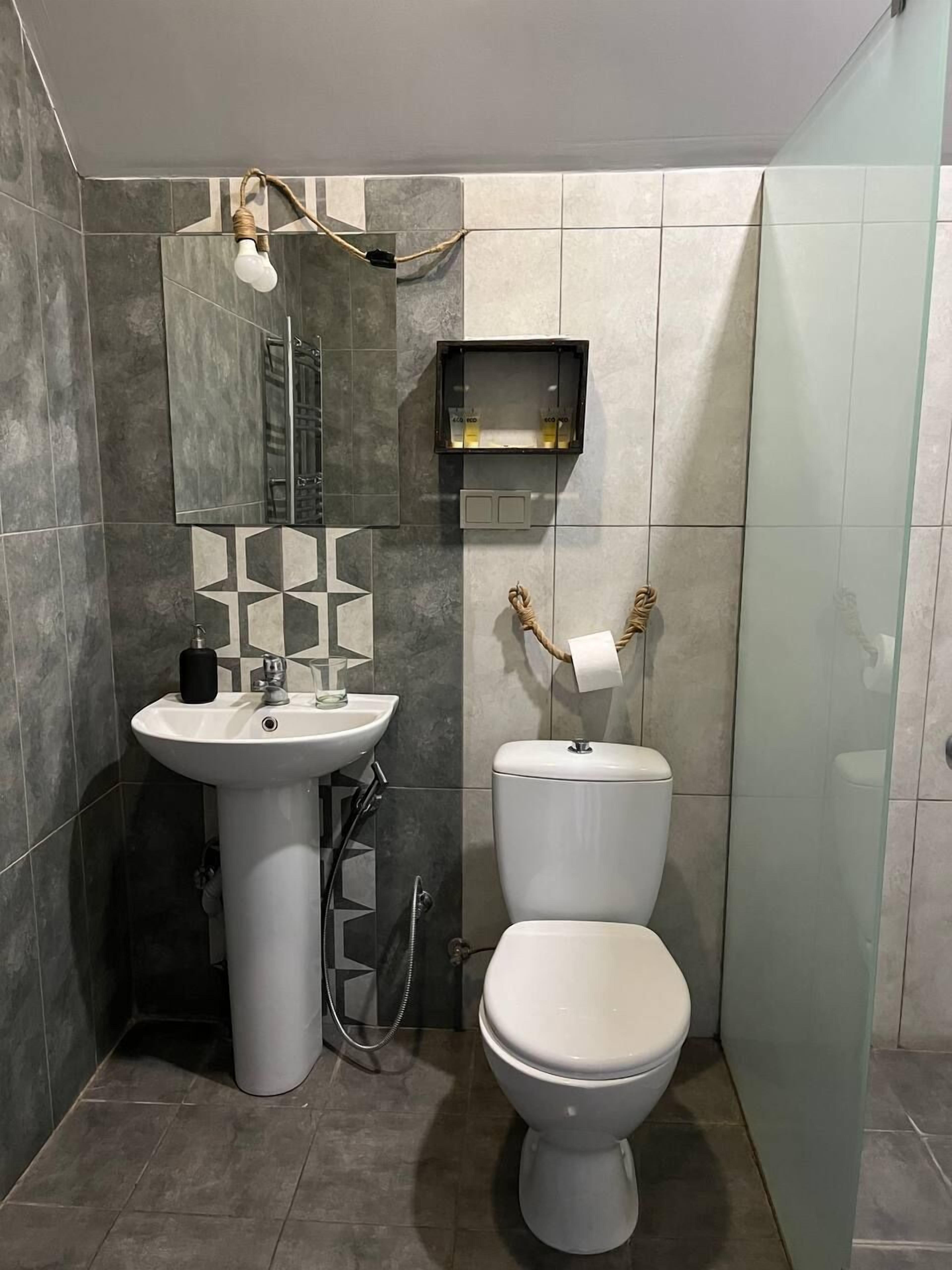 deluxe double room | bathroom | shower, free toiletries, hair dryer, slippers