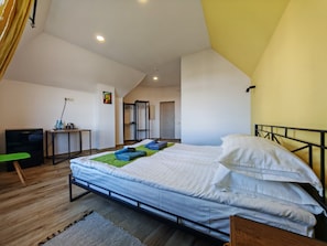 Deluxe tweepersoonskamer | Luxe beddengoed, een bureau, een laptopwerkplek