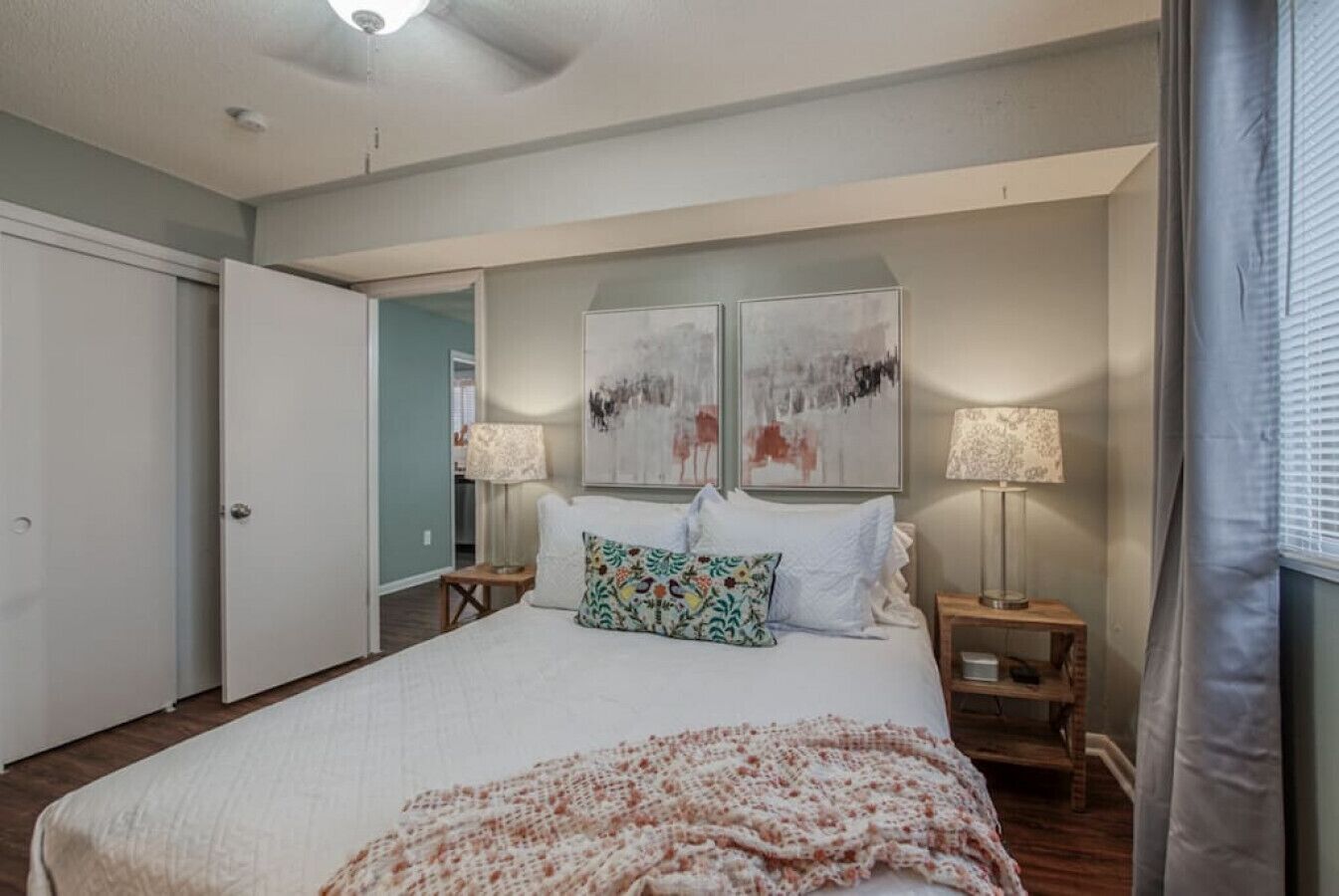 1 habitación, escritorio, tabla de planchar con plancha y cuna de viaje 