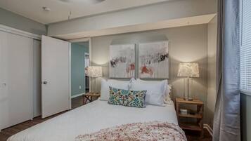 1 soverom, skrivebord, strykejern/-brett og reiseseng for barn