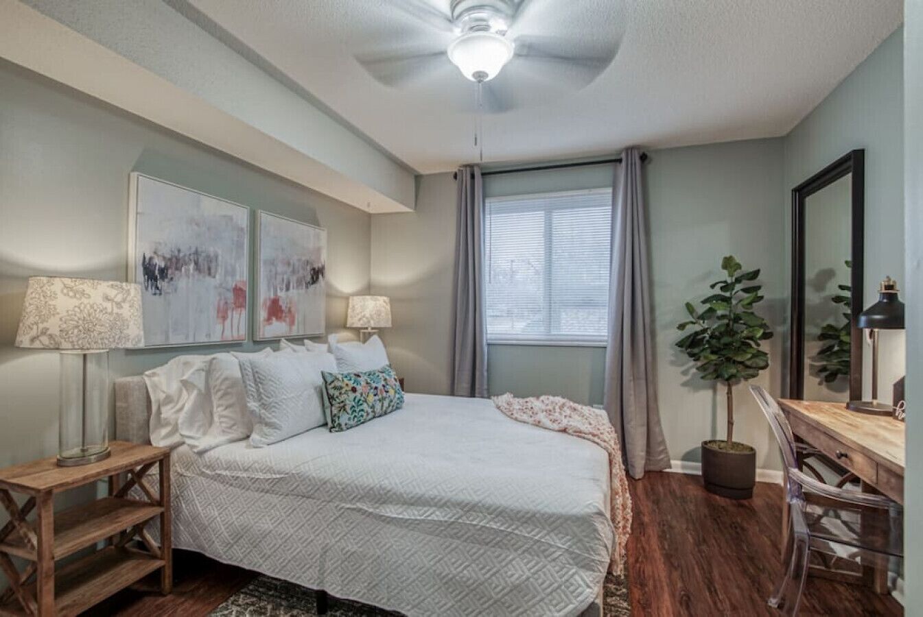 Skrivebord, strykejern/-brett, reiseseng for barn og wi-fi (inkludert)