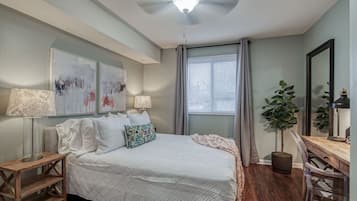 Skrivebord, strykejern/-brett, reiseseng for barn og wi-fi (inkludert)