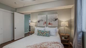 Schreibtisch, Bügeleisen/Bügelbrett, Reisekinderbett, kostenloses WLAN