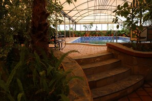 Indoor/outdoor pool