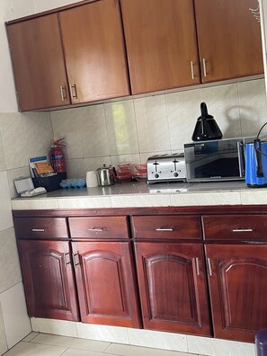 Kühlschrank, Mikrowelle, Ofen, Wasserkocher