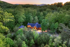Exterior - Rohring Retreat - Bask in comfort on the deck and play games in the game room! (Mineral Bluff)