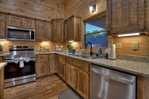 Fridge, microwave, oven, stovetop - Rohring Retreat - Bask in comfort on the deck and play games in the game room! (Mineral Bluff)