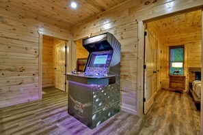 3 bedrooms, free WiFi, bed sheets - Rohring Retreat - Bask in comfort on the deck and play games in the game room! (Mineral Bluff)