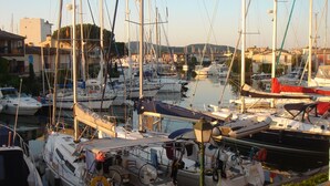 Una marina con diverse barche a vela ormeggiate, di varie dimensioni e tipologie.