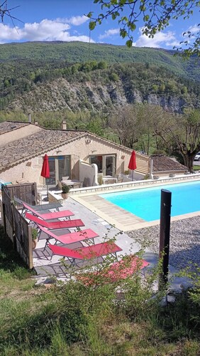 Gîte de la Méouge, 2 pers. piscine, accès direct à la rivière La Méouge