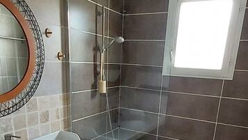 Een douche, een haardroger, handdoeken, zeep