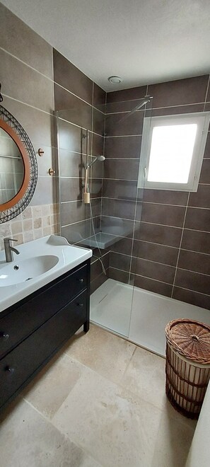 Dusche, Haartrockner, Handtücher, Seife