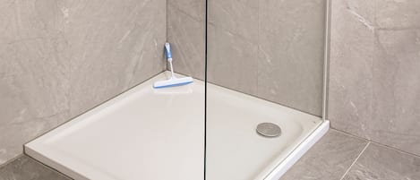 Een douche, een haardroger, handdoeken, zeep