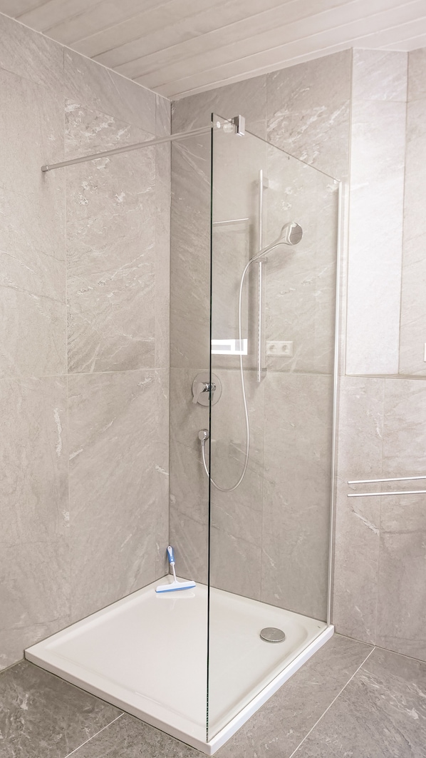Douche, sèche-cheveux, serviettes fournies, savon