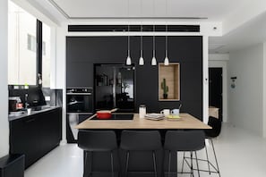 Appartement Design | Cuisine privée | Grand réfrigérateur, micro-ondes, four, plaque de cuisson