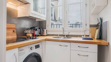 Frigorífico, microondas, horno y placa de cocina