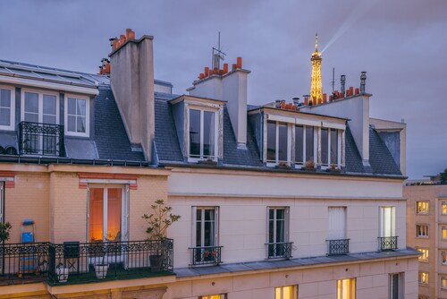luxury one bedroom with eiffel tower view