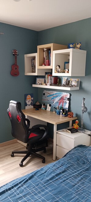 4 bedrooms, desk, iron/ironing board, free WiFi