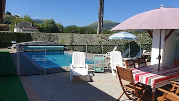 Una piscina al aire libre, una piscina climatizada