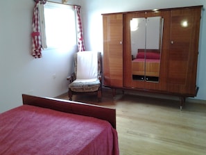 5 bedrooms, iron/ironing board, travel cot, Internet