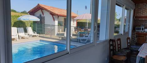 Een buitenzwembad en een verwarmd zwembad