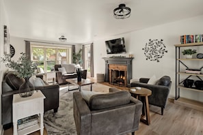 Smart TV, chimenea y oficina