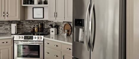 Refrigerador, microondas, horno y parrilla de estufa