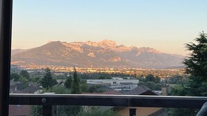 A mountain view from a balcony with a clear sky. - Exceptional mountain view, heated swimming pool, 10 minutes from Lake Annecy (sillingy)