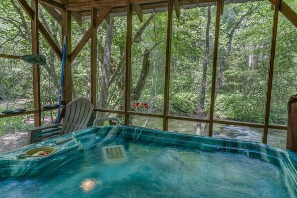 Outdoor spa tub