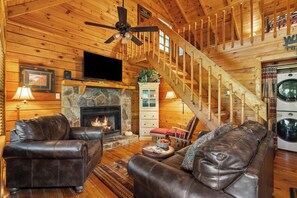Smart TV, fireplace, table football - Cherry Lake Hideaway- pet friendly, lake- front, canoe, hot tub, firepit WiFi (Blue Ridge)