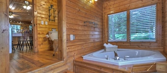 Keeping it Reel -Your pet-friendly creekfront haven, complete with hot tub, firepit, pool table, WiFi, and superb fishing