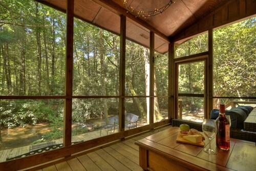 Keeping it Reel -Your pet-friendly creekfront haven, complete with hot tub, firepit, pool table, WiFi, and superb fishing