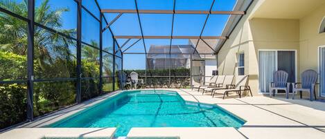 Utendørsbasseng og et oppvarmet basseng