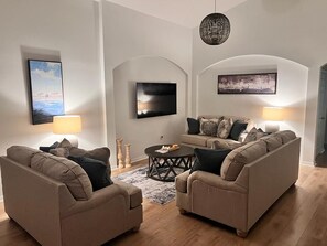 Smart TV, video games, foosball, table tennis - Luxury Florida villa close to Disney with SOUTH FACING private pool/spa (Davenport)