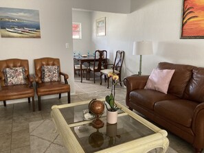 Living area - Sunset Villa by Ringling and Lido Key and St Armand Circle (Sarasota)