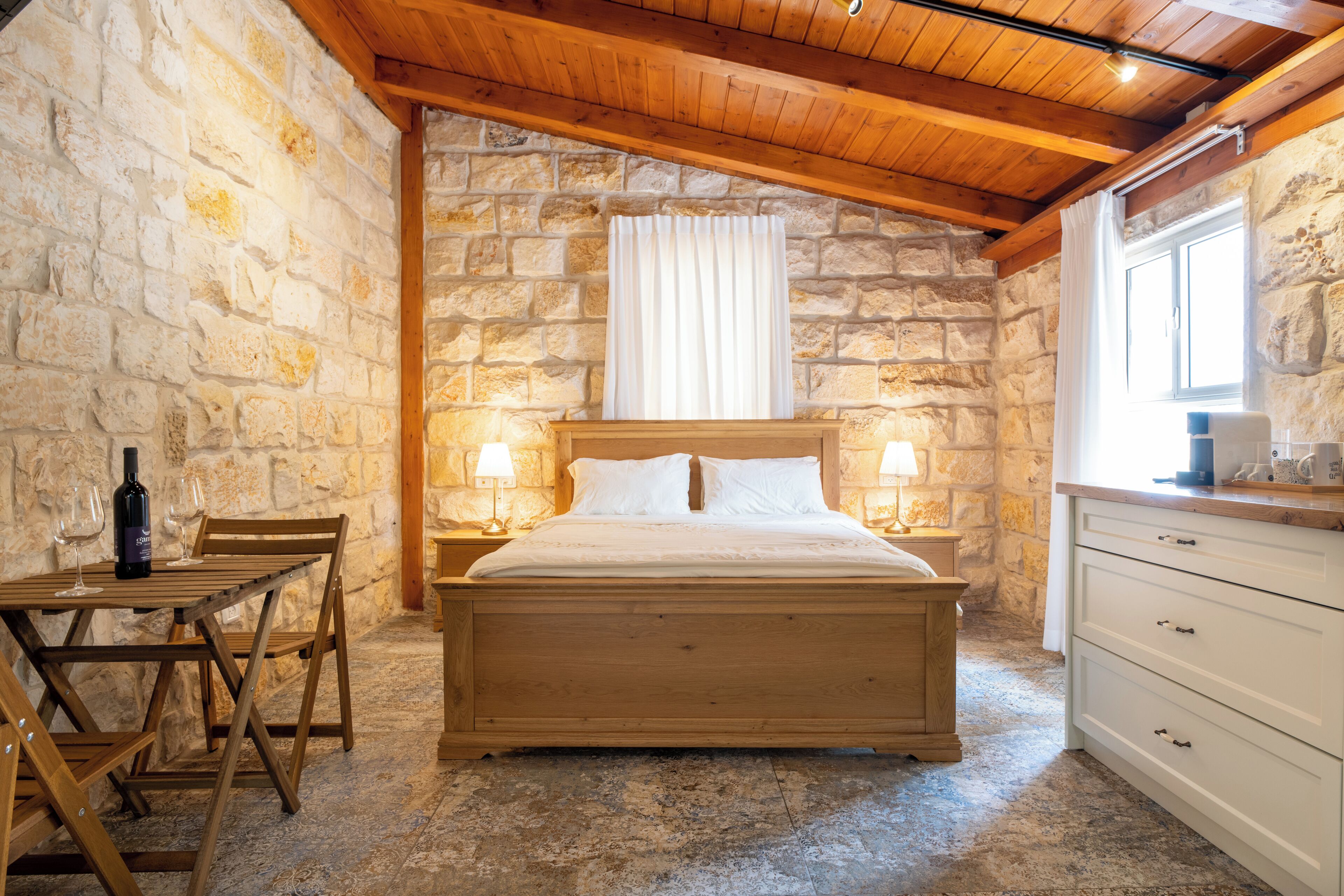 1 dormitorio, minibar, decoración individual y mobiliario individual