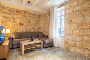 Familienzimmer | Wohnbereich | 42-Zoll-Flachbildfernseher mit Digitalempfang, Fernseher, Netflix