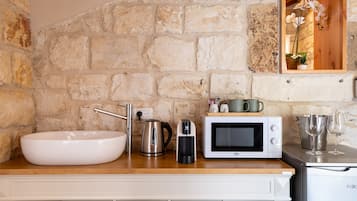 Habitación superior, balcón | Cocina privada | Frigobar, cafetera de espresso, cafetera y tetera y tetera eléctrica