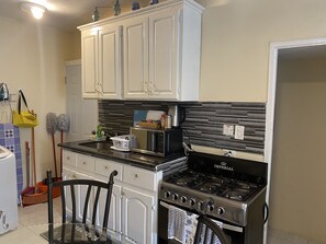 Microondas, horno y placa de cocina