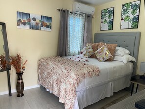 2 bedrooms, iron/ironing board, WiFi, bed sheets - Secret Crib- Cozy home in the heart of Ocho Rios. Jamaica 
 (Ocho Rios)