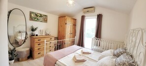 3 bedrooms, in-room safe, desk, iron/ironing board