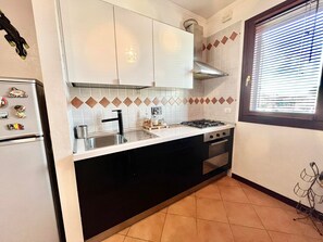 Réfrigérateur, four, plaque de cuisson, cafetière/bouilloire