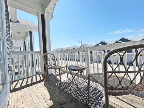 Heated Pool · 5 Minute Walk to Whitecap Beach · Balcony · Charcoal Grill