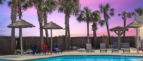 Een buitenzwembad, een verwarmd zwembad