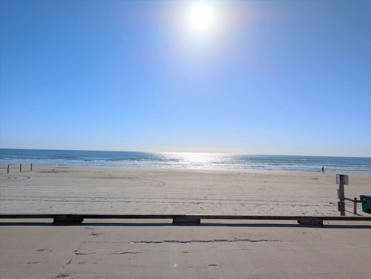 靠近海滩、沙滩椅、沙滩毛巾