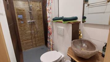 Haartrockner, Handtücher, Seife, Toilettenpapier